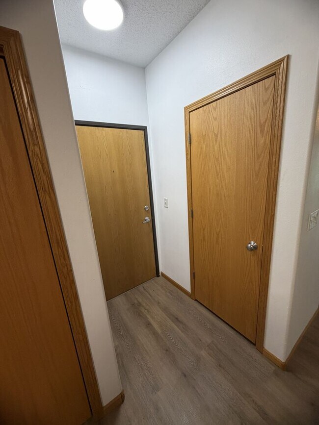 Building Photo - New Listing - 2 Bedroom, 1 Bath Condo on Northeast side of Iowa City