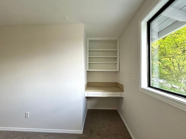 Building Photo - Large 4 Bed, 2.5 Bath House! Landscaping Included!
