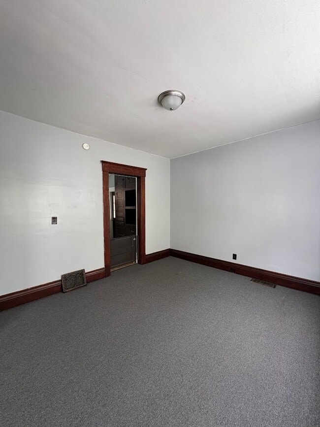 Building Photo - Large 3 bedroom home for rent - Massillon