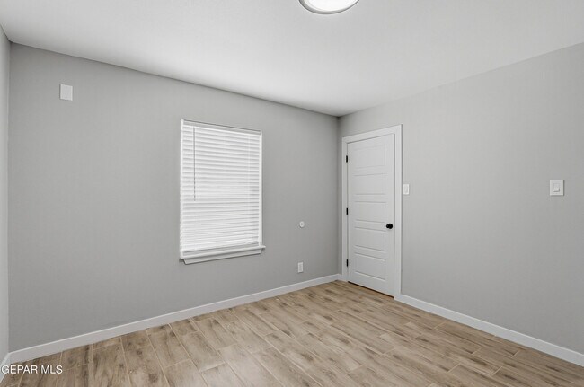 Building Photo - 10752 Mellward Rd