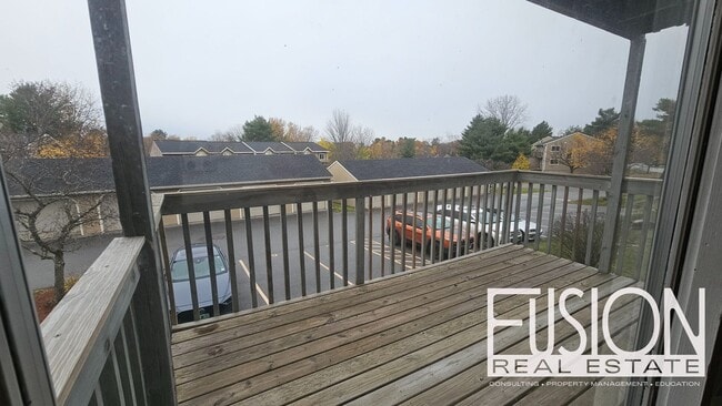 Building Photo - Bright, Spacious End-Unit Townhome in Premier South Burlington Neighborhood AVAILABLE NOW with $1...