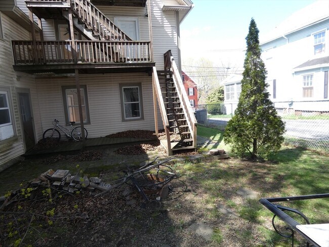 Building Photo - 98 Maple St