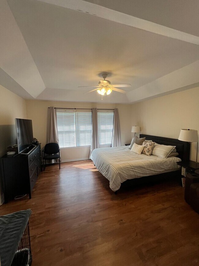 Building Photo - Available in August!! 3 Bedroom / 2 Bathro...