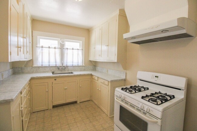Building Photo - 2 Bedroom Bungalow Downtown SLO with Garage