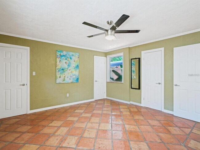 Building Photo - 1127 S Osprey Ave