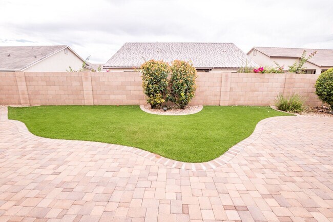Building Photo - Executive home in The Estates at Holiday! ...