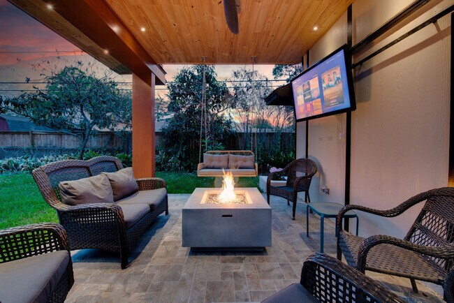 Building Photo - 1505 Durango Dr