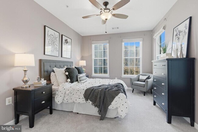 Building Photo - 2465 Army Navy Dr