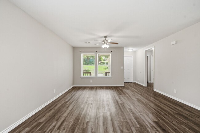 Building Photo - 4 Bedroom 2 Bath + Updated