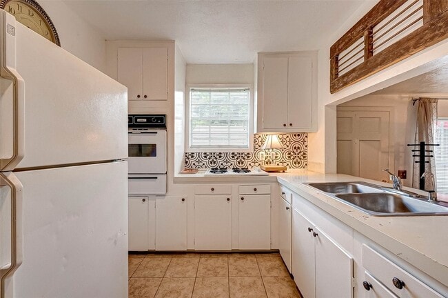 Building Photo - 6018 Berendo St