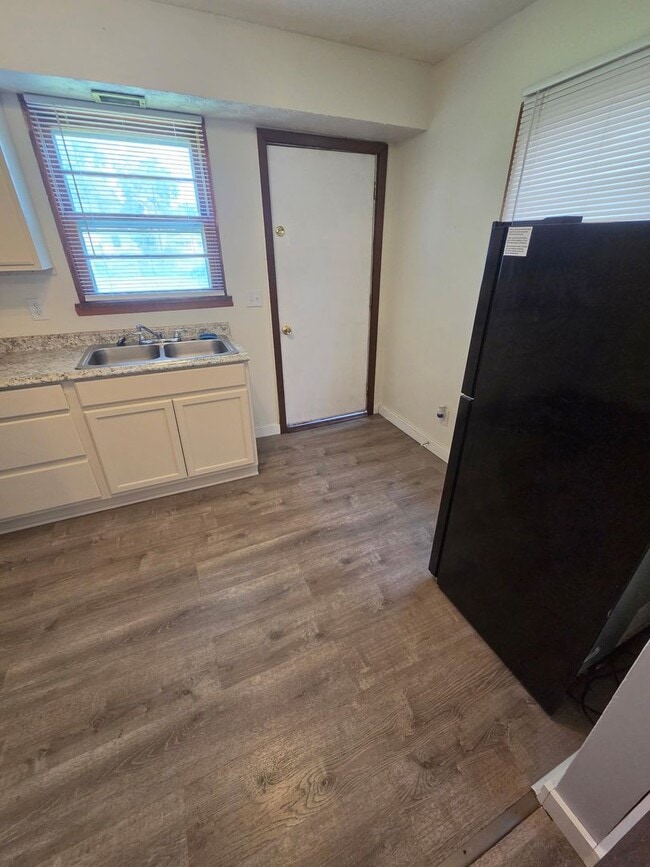 Building Photo - 3 Bedroom Single Family home with garage