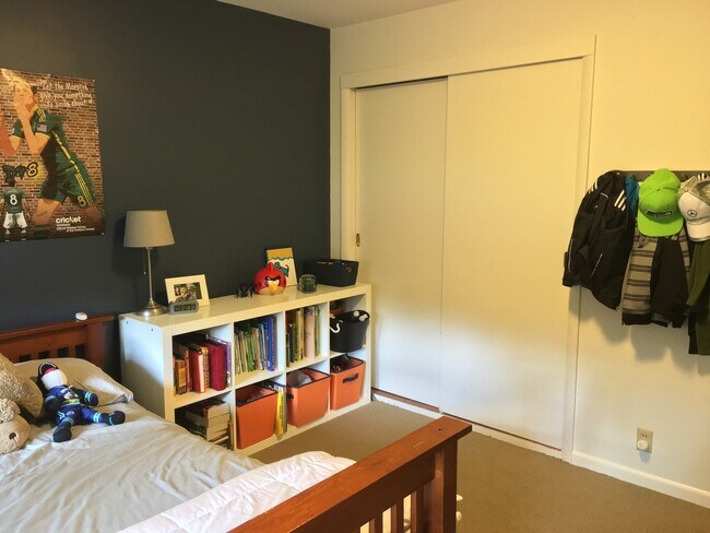 Building Photo - Lovely Mid Century Ranch in sought after West Slope neighborhood!