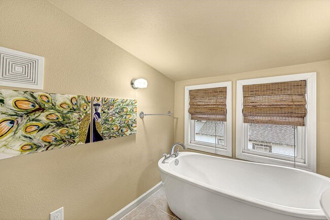 Building Photo - 983 N Main St