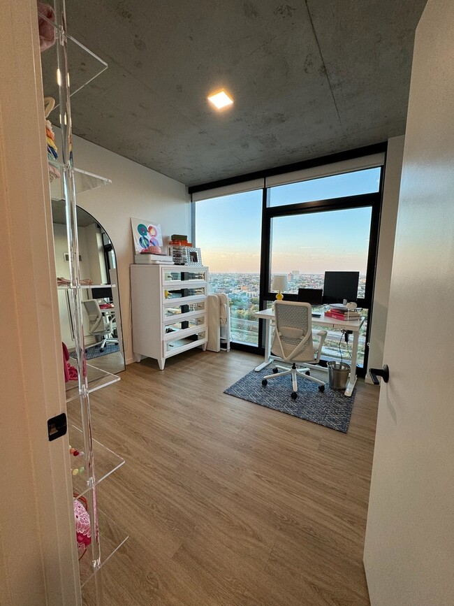 Building Photo - 225 N Elizabeth St