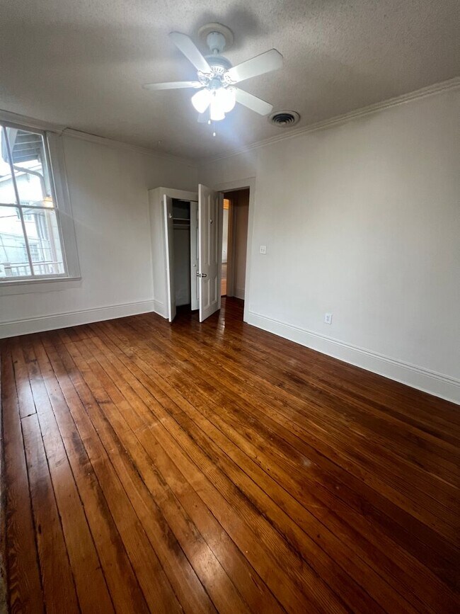 Building Photo - AVAILABLE JUNE 2026 3BR / 2BA in Universit...