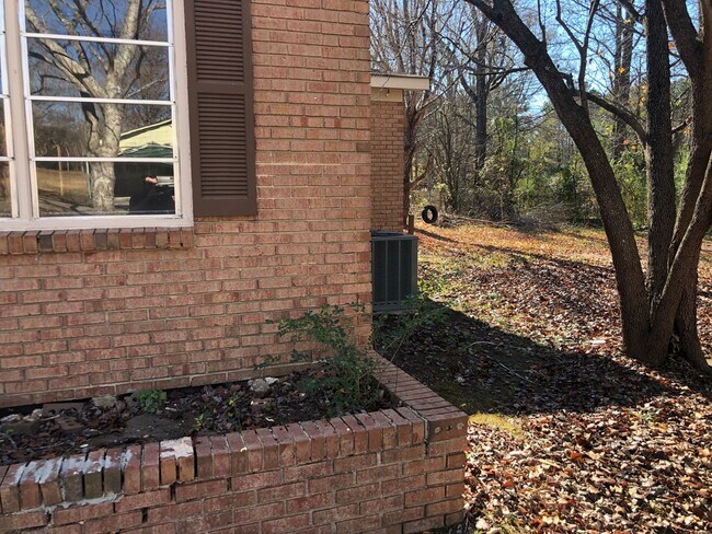 Building Photo - 1690 Oakdale Dr