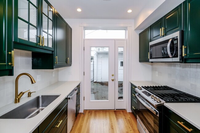 Building Photo - 314 14th Pl NE