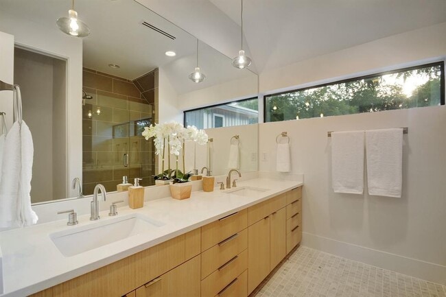 Building Photo - 1114 Mariposa Dr