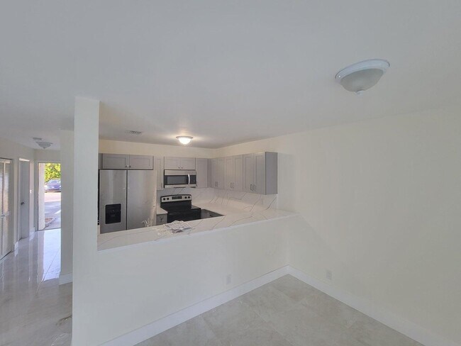 Building Photo - 886 Crystal Lake Dr