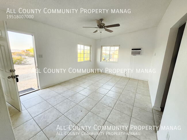 Building Photo - 2 Bed 1 Bath Apartment In Twentynine Palms!