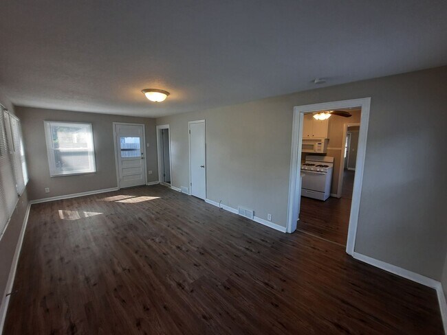 Building Photo - 3 bedroom home with covered patio and garage!