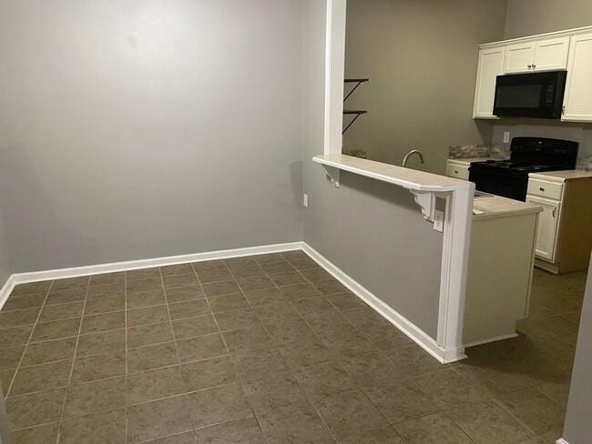 Building Photo - BOTTOM FLOOR CONDO!