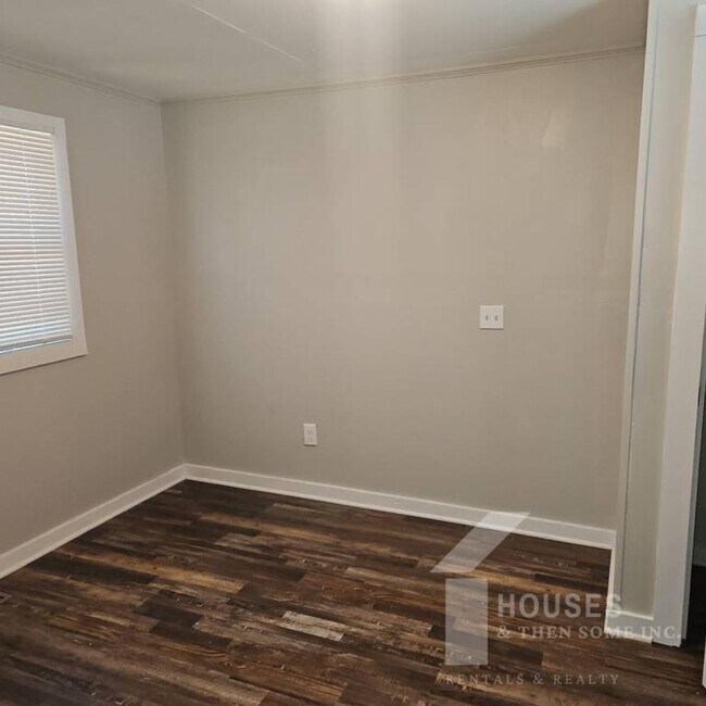 Building Photo - 250 Kirkland Ave