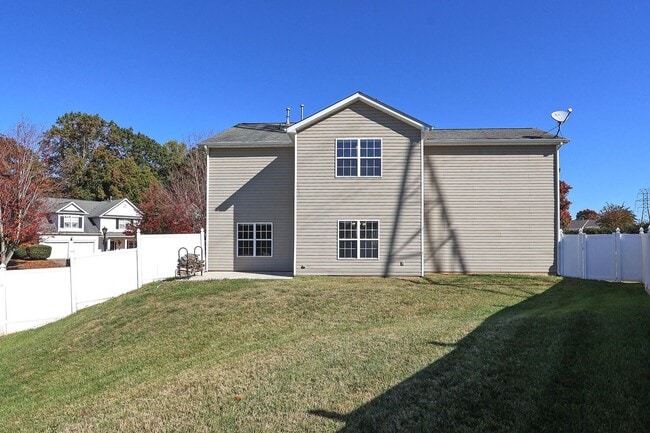 Building Photo - Welcome to this stunning 5 bedroom, 2.5 bath home nestled in the desirable location of Cornelius,...