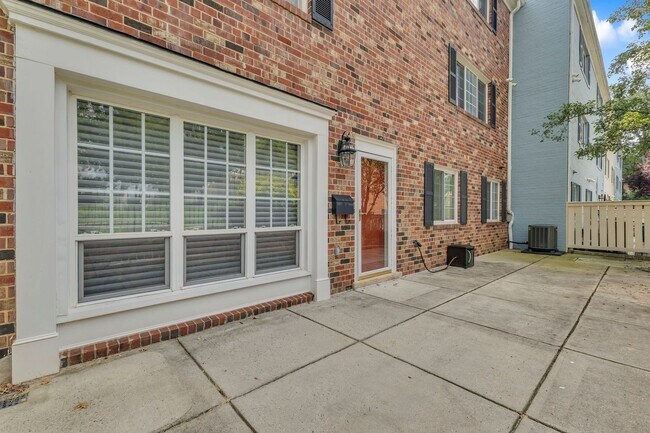 Building Photo - Large, Luxurious 2 Bedroom 2 Bath at Parks...