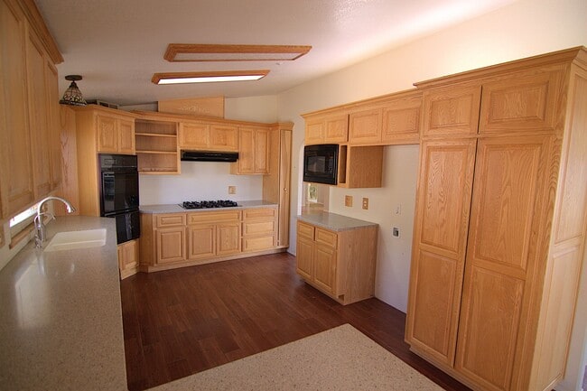 Building Photo - 35850 Via Famero Dr