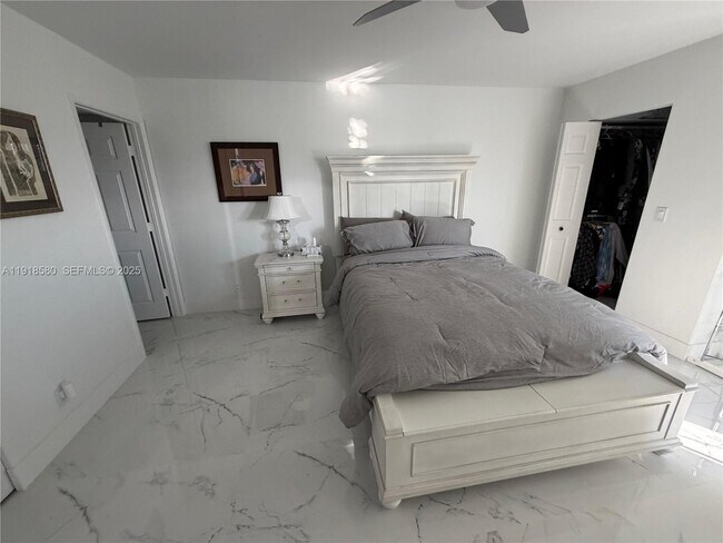 Building Photo - 7290 Kinghurst Dr