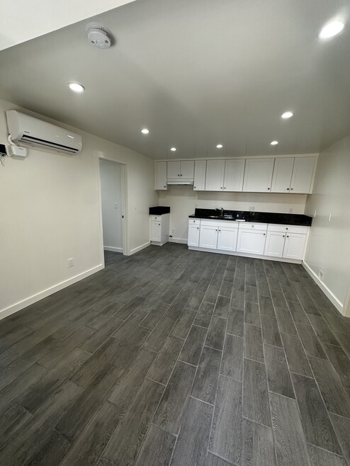 Building Photo - 957 W 45th St