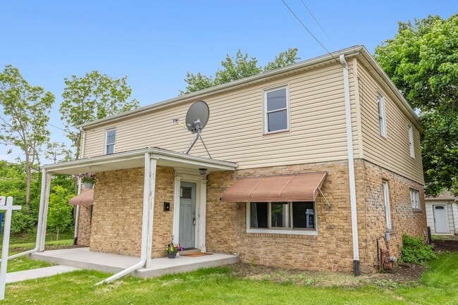 Primary Photo - 714 S River St