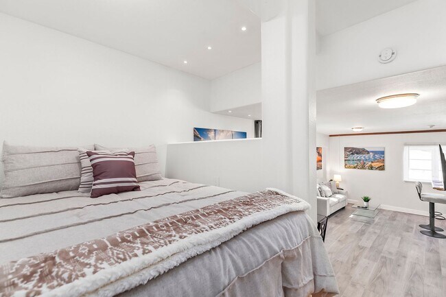 Building Photo - Charming comfy Studio in La Jolla Village!