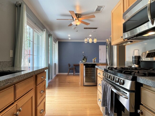 Building Photo - Gorgeous three bedroom two bathroom home with large backyard for rent!