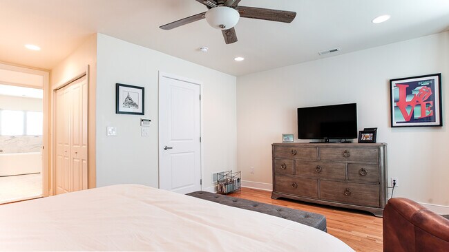 Building Photo - 317 Montrose St