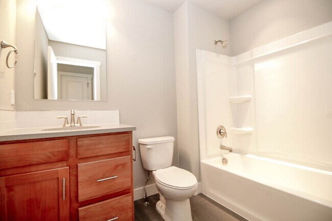 Building Photo - Beautiful 2 bed 2.5 Bath Townhome in West Greeley Available Early April!