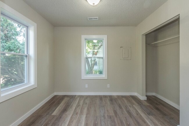 Building Photo - Wonderful 2 bedroom home with garage