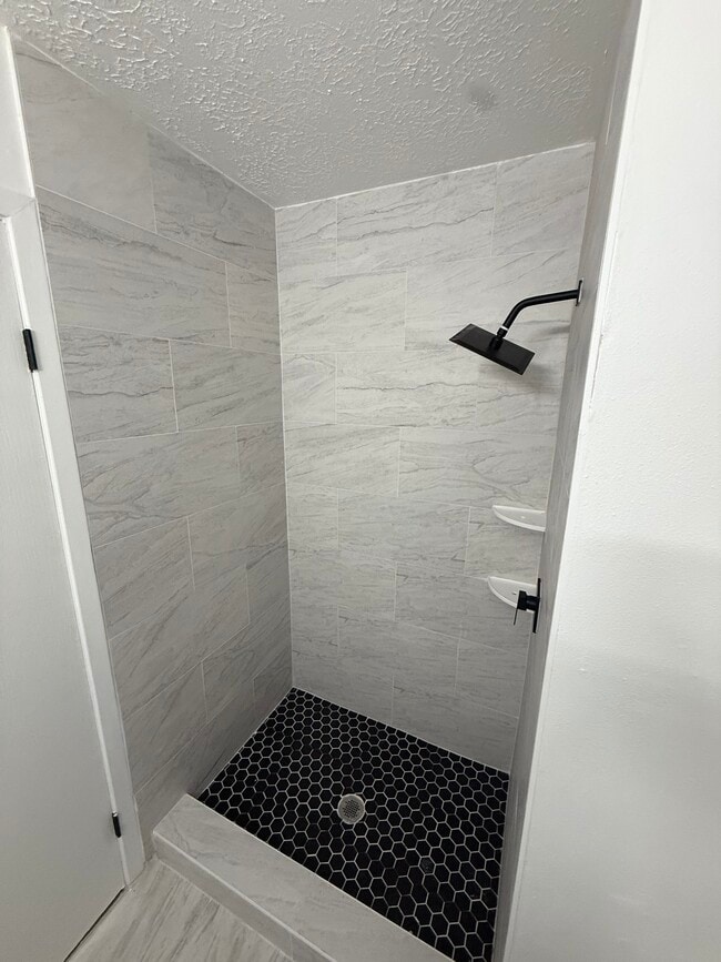 Building Photo - 402 Tresvant Dr