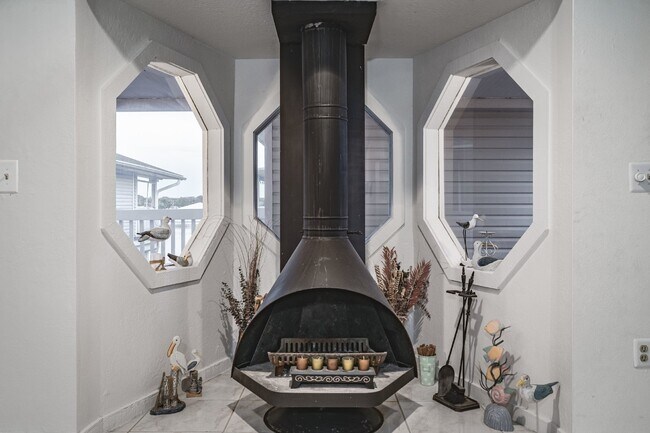 Building Photo - Gorgeous 2/2 condo at Indian Shores