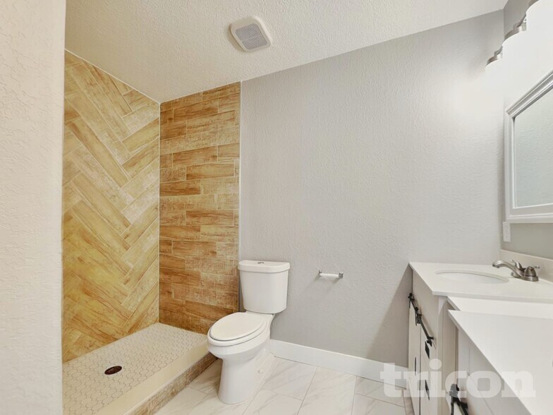 Building Photo - 3856 Lake Joyce Dr