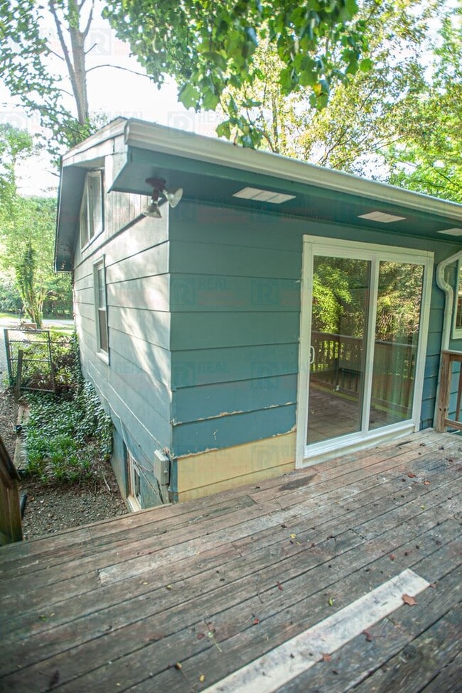 Building Photo - 8722 Rollingwood Rd
