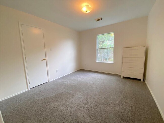 Building Photo - 3303 Bent Spring Ct