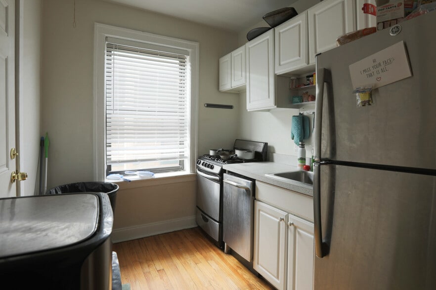 Building Photo - 837 W Cornelia Ave