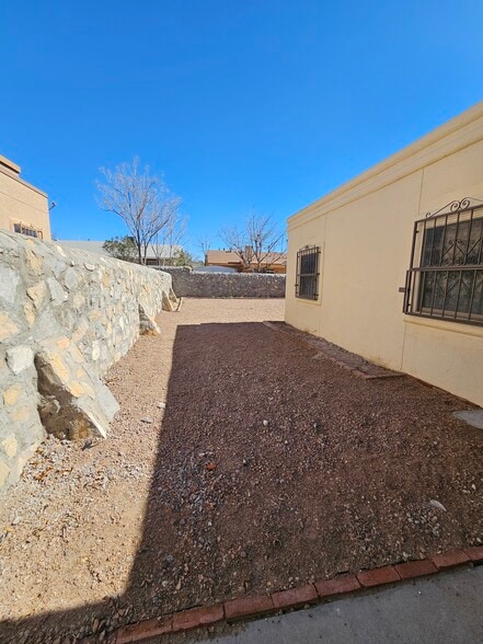 Side back yard - 1556 Common Dr