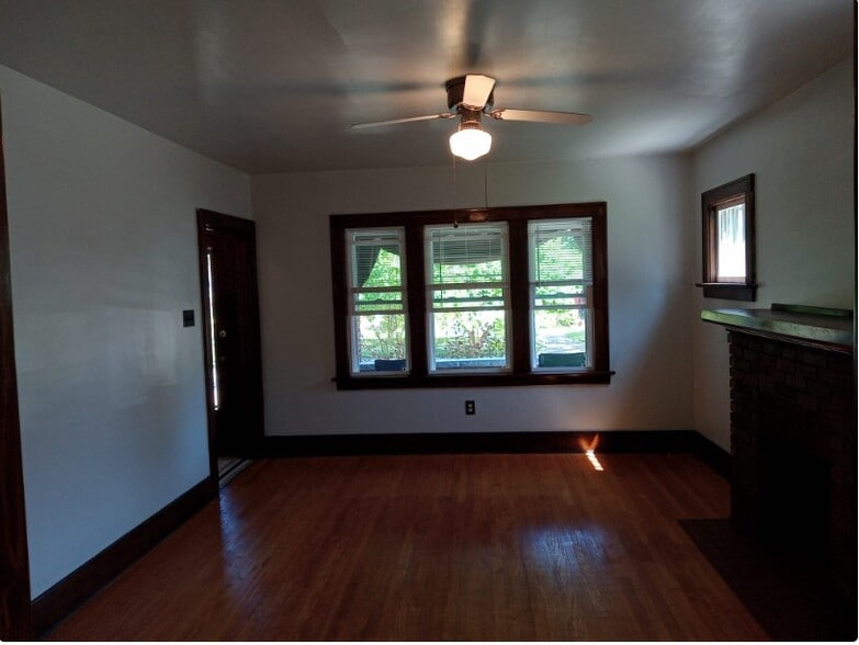 living room with view of porch - 312 Chautauqua Blvd