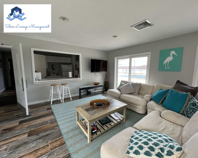 Building Photo - Massive lake front condo with tons of amen...