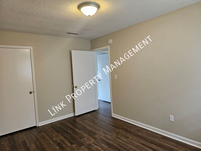 Building Photo - 5007b N Moore Ln