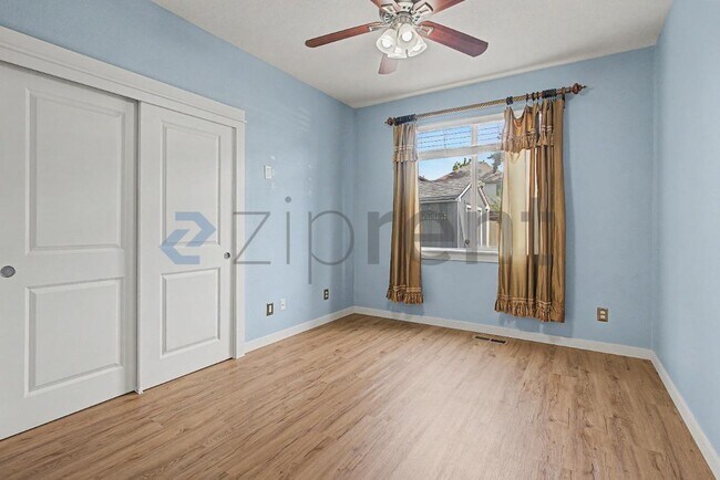 Building Photo - 132 NE 63rd Ave