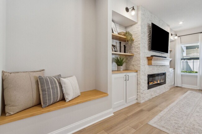 Building Photo - 579 Meadow Creek Dr